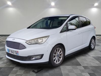 le ford c - max blanc est garé sur un sol en damier