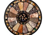 une table ronde en marbre aux couleurs et motifs variés