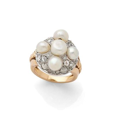 une bague ornée d'une perle de culture et d'un bouquet de diamants