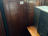 un téléviseur posé sur un banc en bois à côté d'un meuble