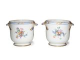 paire de vases en porcelaine ornés de motifs floraux sur fond blanc
