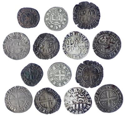une image représentant un tas de vieilles pièces de monnaie posées sur une surface blanche