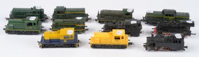 plusieurs petits trains sont alignés sur une surface blanche
