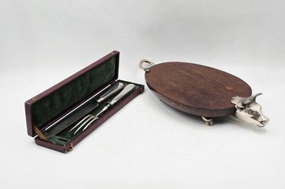 un plateau en bois contenant un couteau, une fourchette et une cuillère