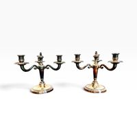 Paire de candélabres bout de table en métal argenté éclairan…