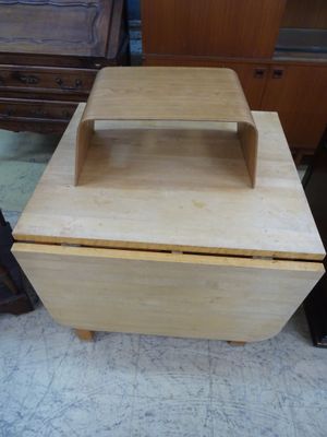 Une table de cuisine pliante et un tabouret