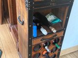 un coffre en bois sur lequel sont posées de nombreuses bouteilles de vin
