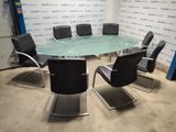 une table en verre entourée de chaises dans une pièce
