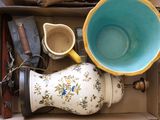 une boîte contenant une théière, une tasse à thé et d'autres objets