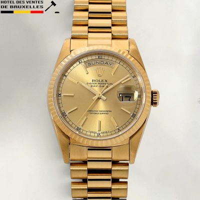 une photo d'une montre Rolex en or avec des chiffres romains