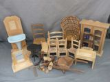 beaucoup de meubles en bois posés sur une table