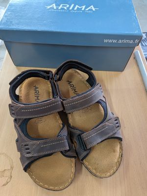 Paire de chaussures de marque ARIMA