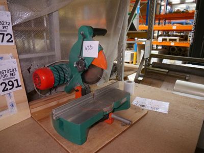 une photo d'une machine exposée dans un magasin