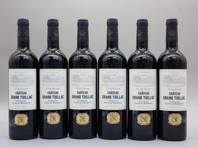 six bouteilles de vin rouge sont alignées