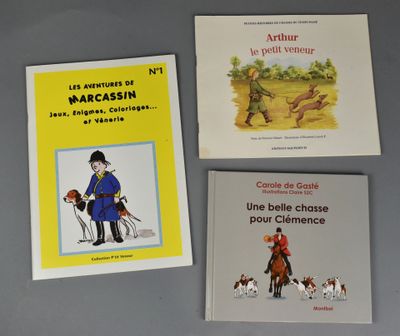 trois livres posés sur une table, avec un chien et un homme à cheval