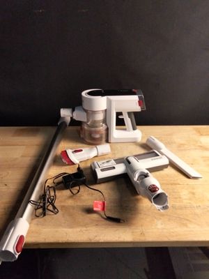 une photo d'une table sur laquelle sont posés des outils