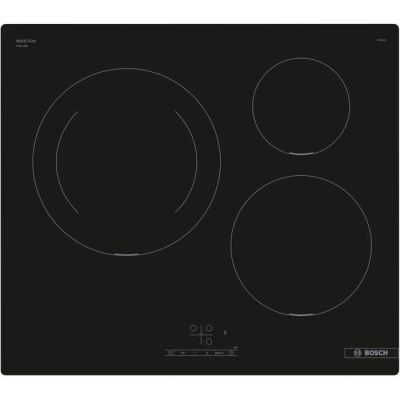 une cuisinière noire à trois brûleurs