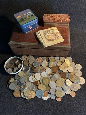 une boîte de pièces posée sur une table à côté d'une autre boîte de pièces
