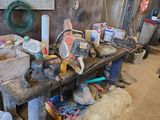 une photo d'un établi dans une grange, sur lequel sont posés des outils