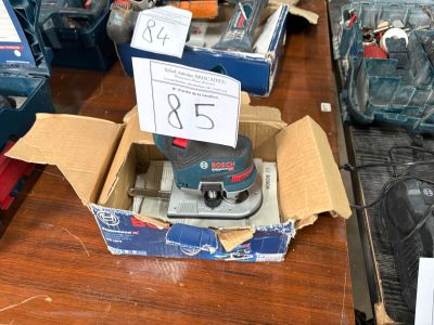 une boîte à outils posée sur une table, avec une étiquette de prix