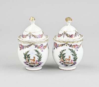 paire de pots en porcelaine chinoise ornés de cerfs et de couronnes