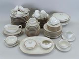 beaucoup d'assiettes, de tasses et de soucoupes blanches et dorées