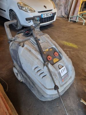 une petite machine qui se trouve dans le garage