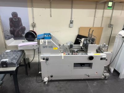 une machine placée au milieu d'une pièce