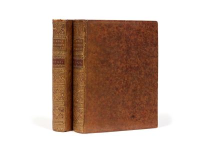 un vieux livre posé sur une table à côté d'un fond blanc