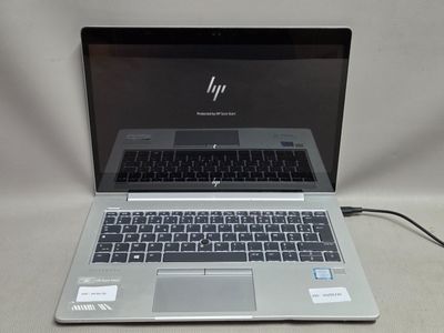 ordinateur portable HP dont le cordon d'alimentation est branché à l'arrière