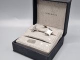 une photo représentant une paire de montres-bracelets dans un coffret