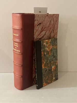 deux livres posés l'un à côté de l'autre sur une étagère