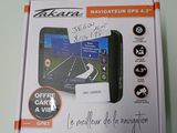 une boîte sur laquelle figure l'image d'un appareil GPS