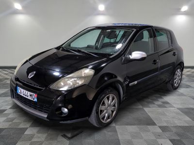 la photo d'une petite voiture noire garée dans un garage