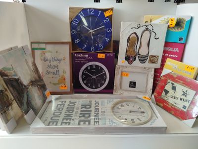 de nombreux objets divers exposés sur une table