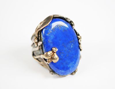 Gros plan sur une bague contenant une pierre bleue