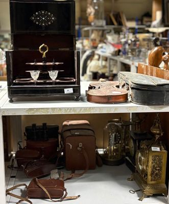 de nombreux types de bagages différents sur une étagère dans un magasin