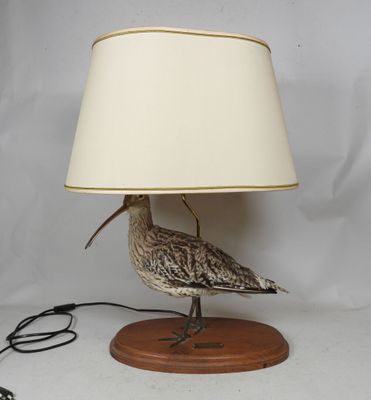 une image représentant une lampe en forme d'oiseau avec un abat-jour blanc sur la tête