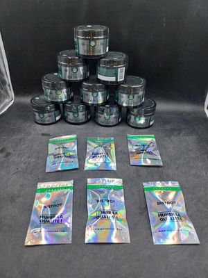 une pile de sachets de cannabis posée sur une table