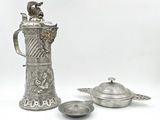 une cafetière en argent et une théière en argent sur fond blanc