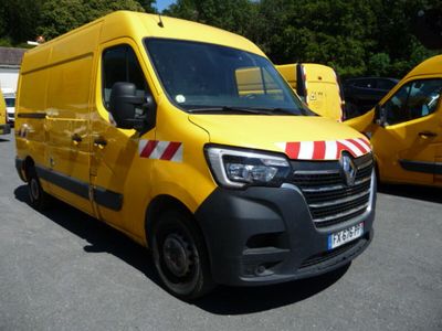 une camionnette jaune garée dans un parking