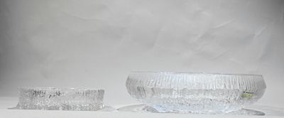 un saladier en verre et un saladier en verre posé sur une table