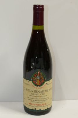 une bouteille de vin posée sur une table