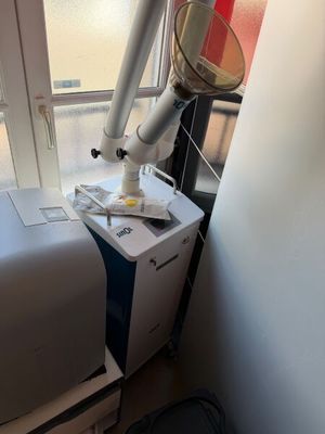 une pièce dans laquelle se trouvent un lit et une machine