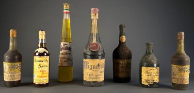 plusieurs bouteilles de vin sont alignées sur une table