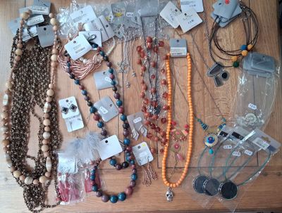 de nombreux colliers et bracelets disposés sur une table
