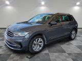 une Volkswagen Tiguan grise garée dans un showroom
