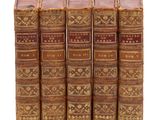 un ensemble de cinq vieux livres superposés