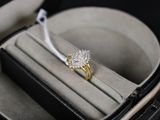 une bague qui se trouve dans une boîte sur une table