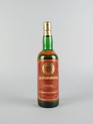 gros plan d'une bouteille de whisky sur une surface blanche